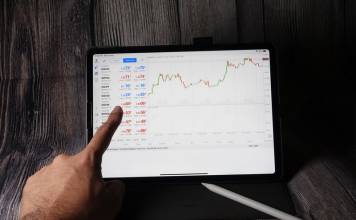 MetaTrader 5 – inwestowanie nie tylko w waluty! Platforma inwestycyjna MetaTrader na ekranie urządzenia mobilnego