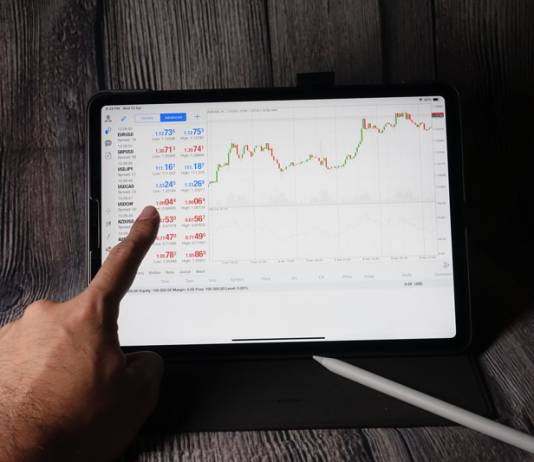 MetaTrader 5 – inwestowanie nie tylko w waluty! Platforma inwestycyjna MetaTrader na ekranie urządzenia mobilnego